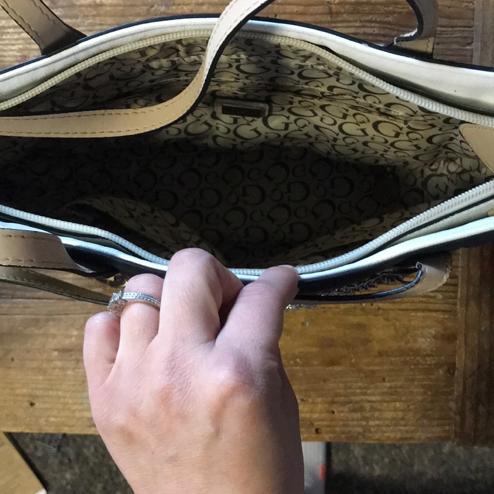 Guess Purse. Make an offer. - Picture 2 of 3